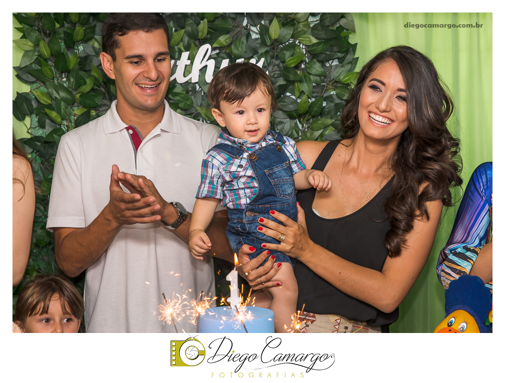 Este foi o Aniversário do Arthur, comemorando seu primeiro aninho. Na fazendinha do Arthur rolou muitos doces, salgadinhos, refrigerantes, e é claro, muitas brincadeiras juntamente com os familiares e amiguinhos.  Fotos: Diego Camargo e Fram