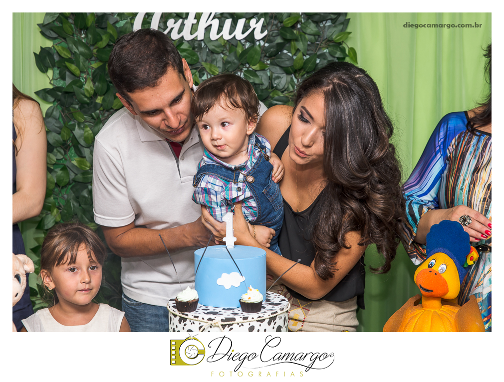 Este foi o Aniversário do Arthur, comemorando seu primeiro aninho. Na fazendinha do Arthur rolou muitos doces, salgadinhos, refrigerantes, e é claro, muitas brincadeiras juntamente com os familiares e amiguinhos.  Fotos: Diego Camargo e Fram