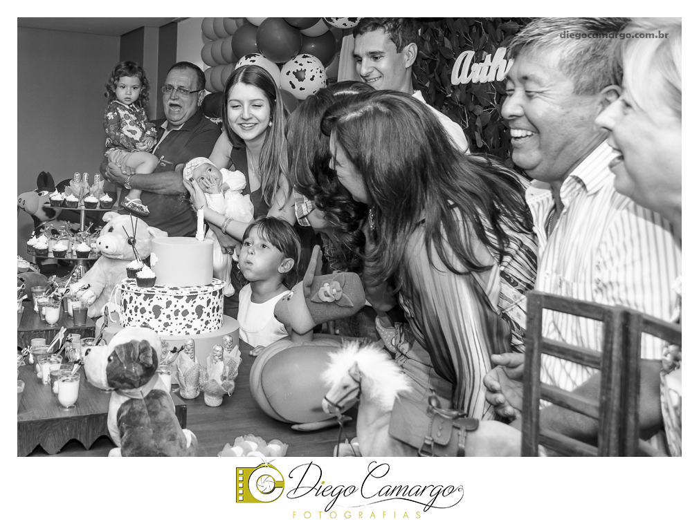 Este foi o Aniversário do Arthur, comemorando seu primeiro aninho. Na fazendinha do Arthur rolou muitos doces, salgadinhos, refrigerantes, e é claro, muitas brincadeiras juntamente com os familiares e amiguinhos.  Fotos: Diego Camargo e Fram