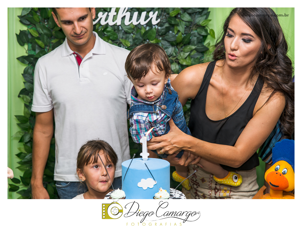 Este foi o Aniversário do Arthur, comemorando seu primeiro aninho. Na fazendinha do Arthur rolou muitos doces, salgadinhos, refrigerantes, e é claro, muitas brincadeiras juntamente com os familiares e amiguinhos.  Fotos: Diego Camargo e Fram