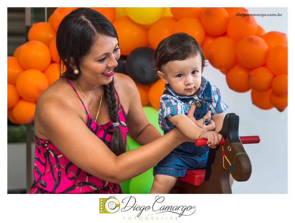 Este foi o Aniversário do Arthur, comemorando seu primeiro aninho. Na fazendinha do Arthur rolou muitos doces, salgadinhos, refrigerantes, e é claro, muitas brincadeiras juntamente com os familiares e amiguinhos.  Fotos: Diego Camargo e Fram