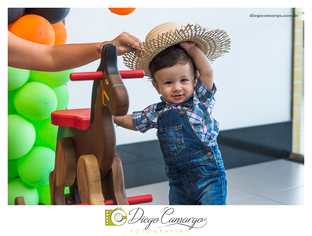 Este foi o Aniversário do Arthur, comemorando seu primeiro aninho. Na fazendinha do Arthur rolou muitos doces, salgadinhos, refrigerantes, e é claro, muitas brincadeiras juntamente com os familiares e amiguinhos.  Fotos: Diego Camargo e Fram