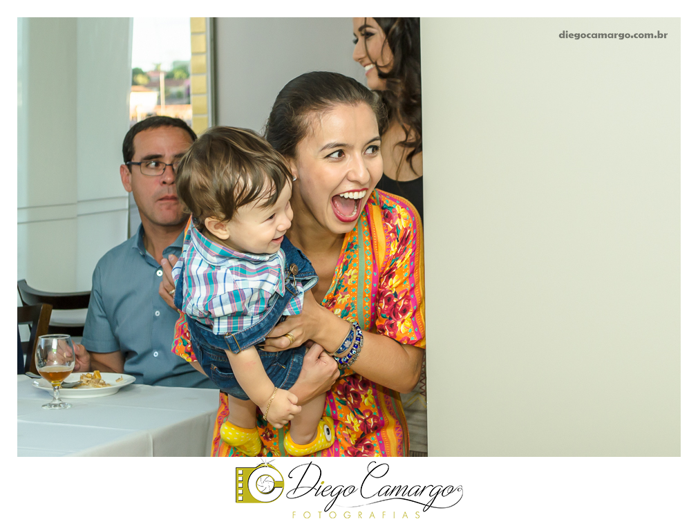 Este foi o Aniversário do Arthur, comemorando seu primeiro aninho. Na fazendinha do Arthur rolou muitos doces, salgadinhos, refrigerantes, e é claro, muitas brincadeiras juntamente com os familiares e amiguinhos.  Fotos: Diego Camargo e Fram