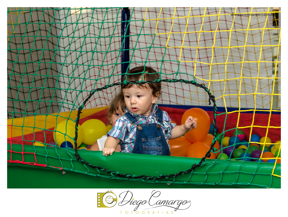 Este foi o Aniversário do Arthur, comemorando seu primeiro aninho. Na fazendinha do Arthur rolou muitos doces, salgadinhos, refrigerantes, e é claro, muitas brincadeiras juntamente com os familiares e amiguinhos.  Fotos: Diego Camargo e Fram