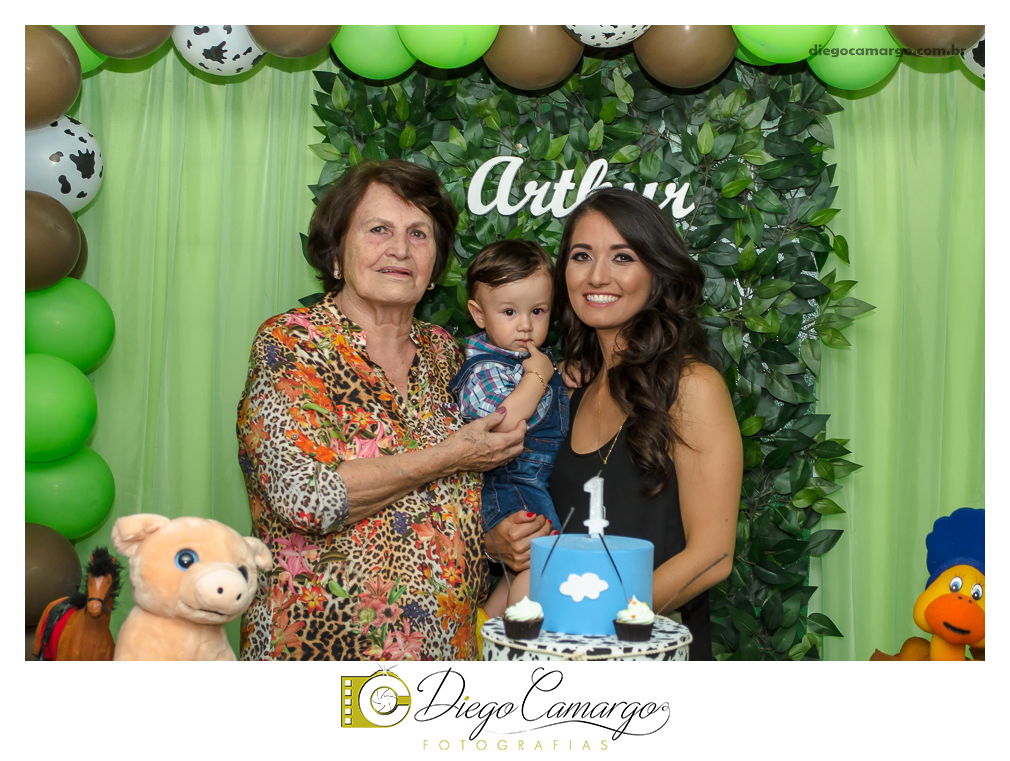 Este foi o Aniversário do Arthur, comemorando seu primeiro aninho. Na fazendinha do Arthur rolou muitos doces, salgadinhos, refrigerantes, e é claro, muitas brincadeiras juntamente com os familiares e amiguinhos.  Fotos: Diego Camargo e Fram