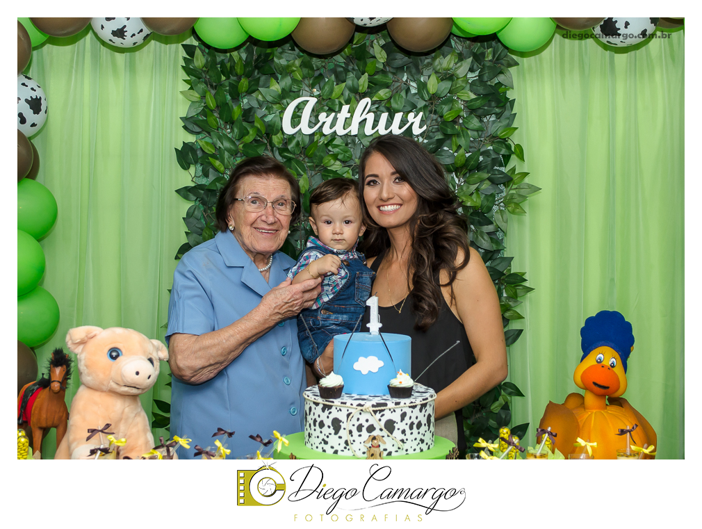 Este foi o Aniversário do Arthur, comemorando seu primeiro aninho. Na fazendinha do Arthur rolou muitos doces, salgadinhos, refrigerantes, e é claro, muitas brincadeiras juntamente com os familiares e amiguinhos.  Fotos: Diego Camargo e Fram