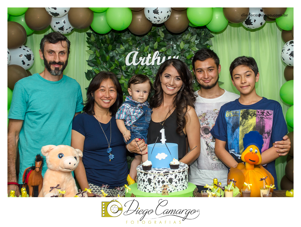 Este foi o Aniversário do Arthur, comemorando seu primeiro aninho. Na fazendinha do Arthur rolou muitos doces, salgadinhos, refrigerantes, e é claro, muitas brincadeiras juntamente com os familiares e amiguinhos.  Fotos: Diego Camargo e Fram