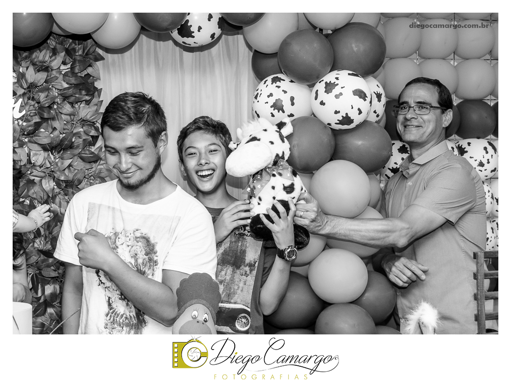 Este foi o Aniversário do Arthur, comemorando seu primeiro aninho. Na fazendinha do Arthur rolou muitos doces, salgadinhos, refrigerantes, e é claro, muitas brincadeiras juntamente com os familiares e amiguinhos.  Fotos: Diego Camargo e Fram