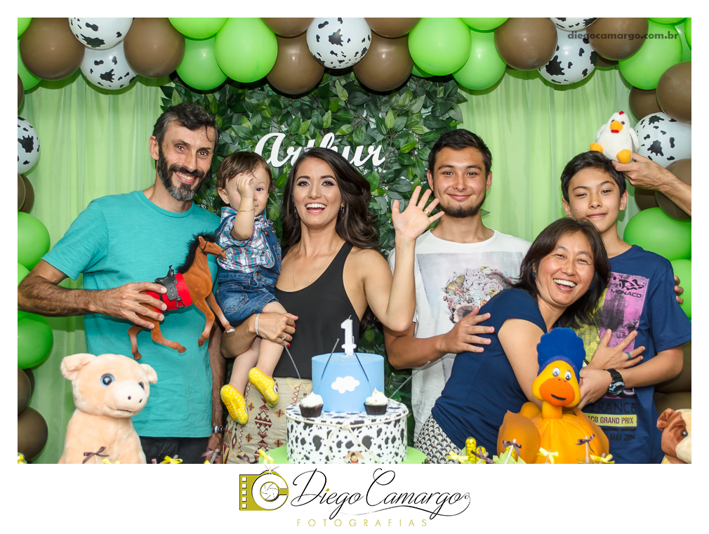 Este foi o Aniversário do Arthur, comemorando seu primeiro aninho. Na fazendinha do Arthur rolou muitos doces, salgadinhos, refrigerantes, e é claro, muitas brincadeiras juntamente com os familiares e amiguinhos.  Fotos: Diego Camargo e Fram