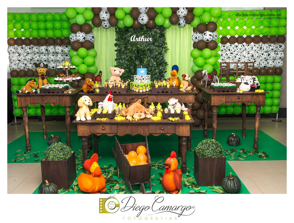 Este foi o Aniversário do Arthur, comemorando seu primeiro aninho. Na fazendinha do Arthur rolou muitos doces, salgadinhos, refrigerantes, e é claro, muitas brincadeiras juntamente com os familiares e amiguinhos.  Fotos: Diego Camargo e Fram