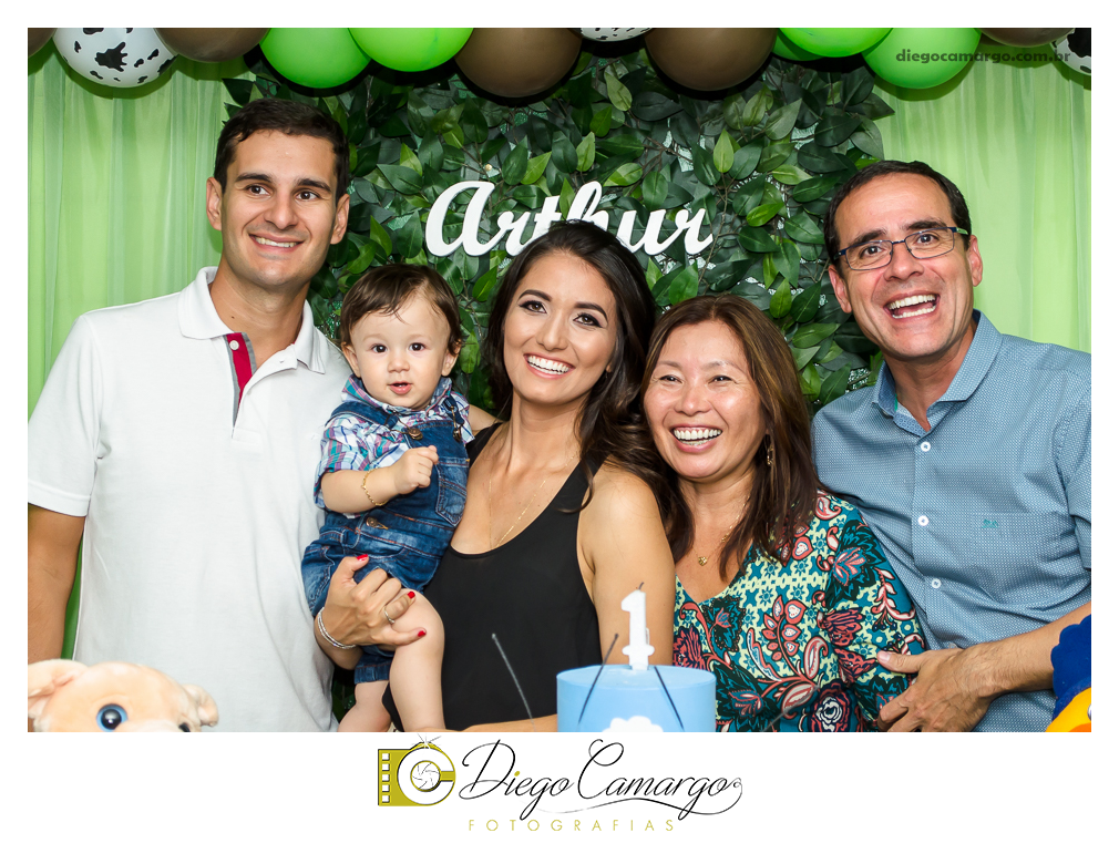Este foi o Aniversário do Arthur, comemorando seu primeiro aninho. Na fazendinha do Arthur rolou muitos doces, salgadinhos, refrigerantes, e é claro, muitas brincadeiras juntamente com os familiares e amiguinhos.  Fotos: Diego Camargo e Fram