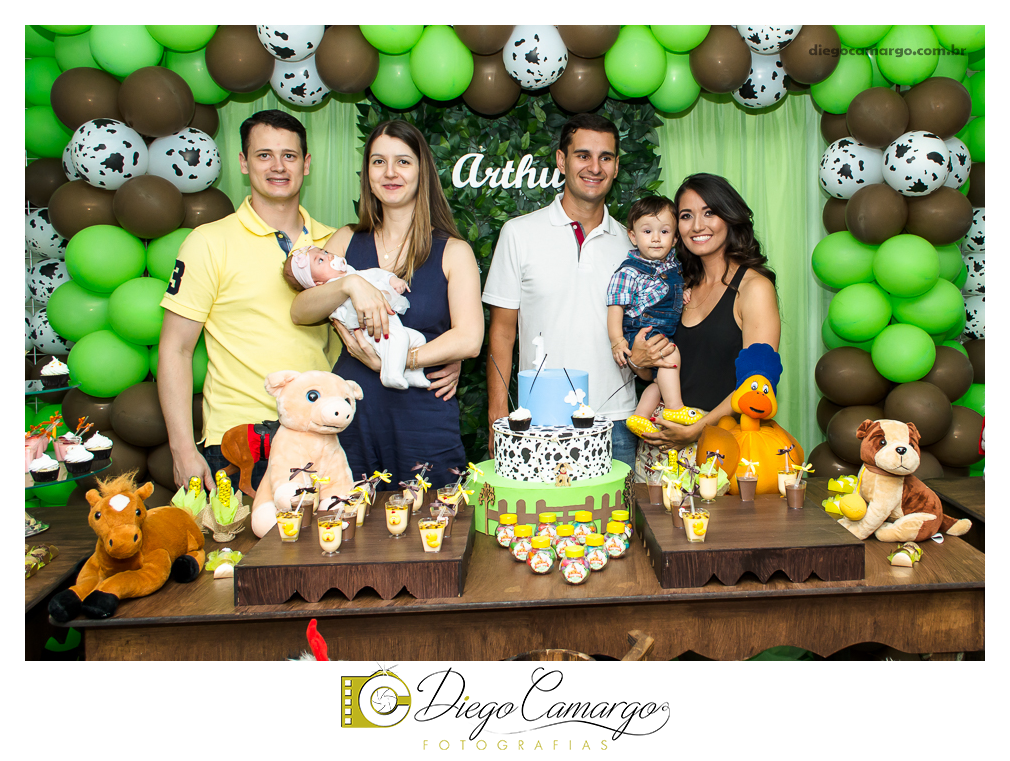 Este foi o Aniversário do Arthur, comemorando seu primeiro aninho. Na fazendinha do Arthur rolou muitos doces, salgadinhos, refrigerantes, e é claro, muitas brincadeiras juntamente com os familiares e amiguinhos.  Fotos: Diego Camargo e Fram