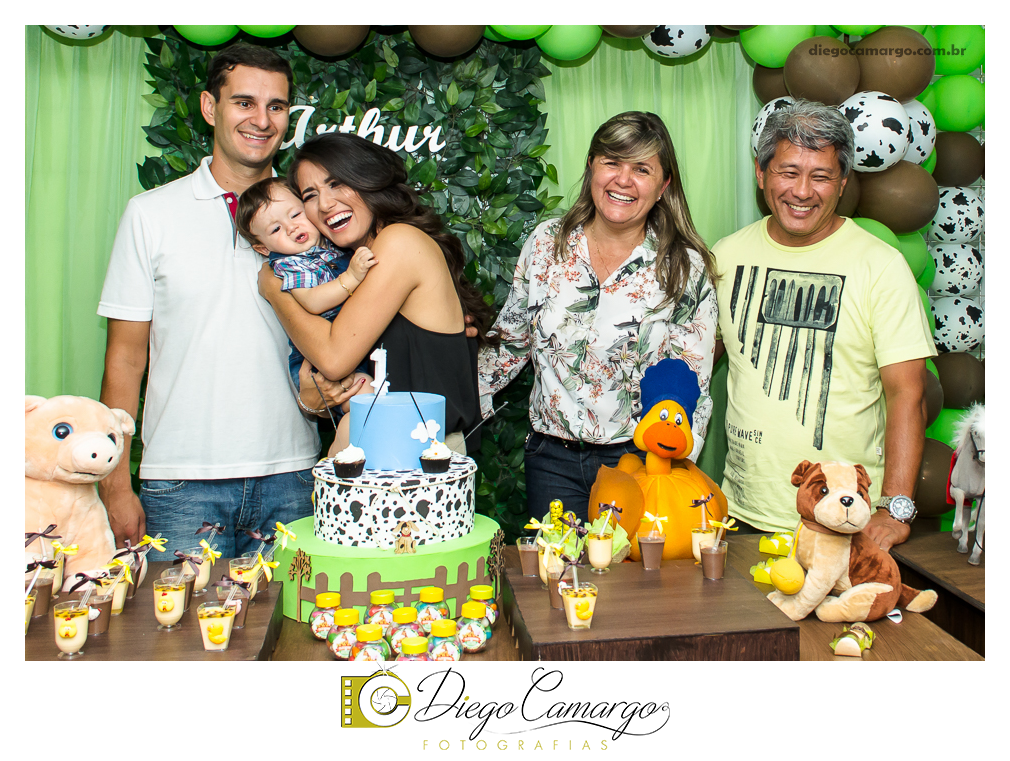 Este foi o Aniversário do Arthur, comemorando seu primeiro aninho. Na fazendinha do Arthur rolou muitos doces, salgadinhos, refrigerantes, e é claro, muitas brincadeiras juntamente com os familiares e amiguinhos.  Fotos: Diego Camargo e Fram