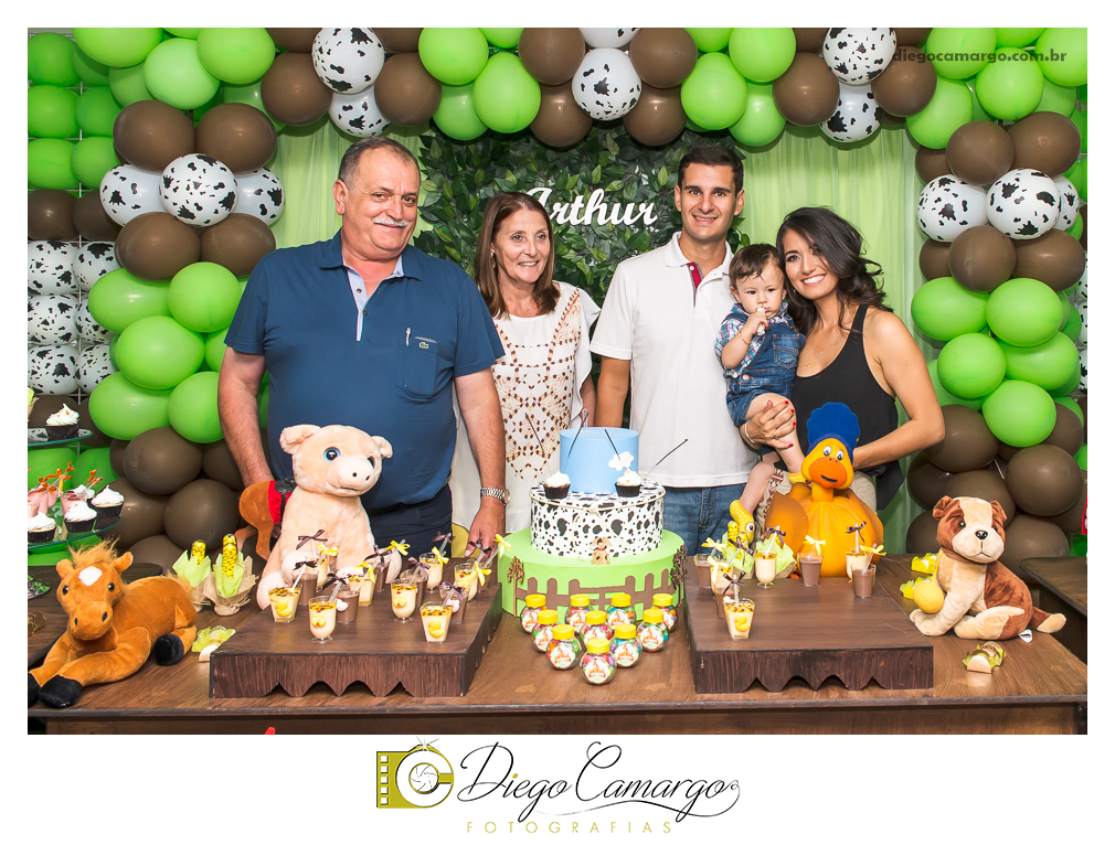 Este foi o Aniversário do Arthur, comemorando seu primeiro aninho. Na fazendinha do Arthur rolou muitos doces, salgadinhos, refrigerantes, e é claro, muitas brincadeiras juntamente com os familiares e amiguinhos.  Fotos: Diego Camargo e Fram