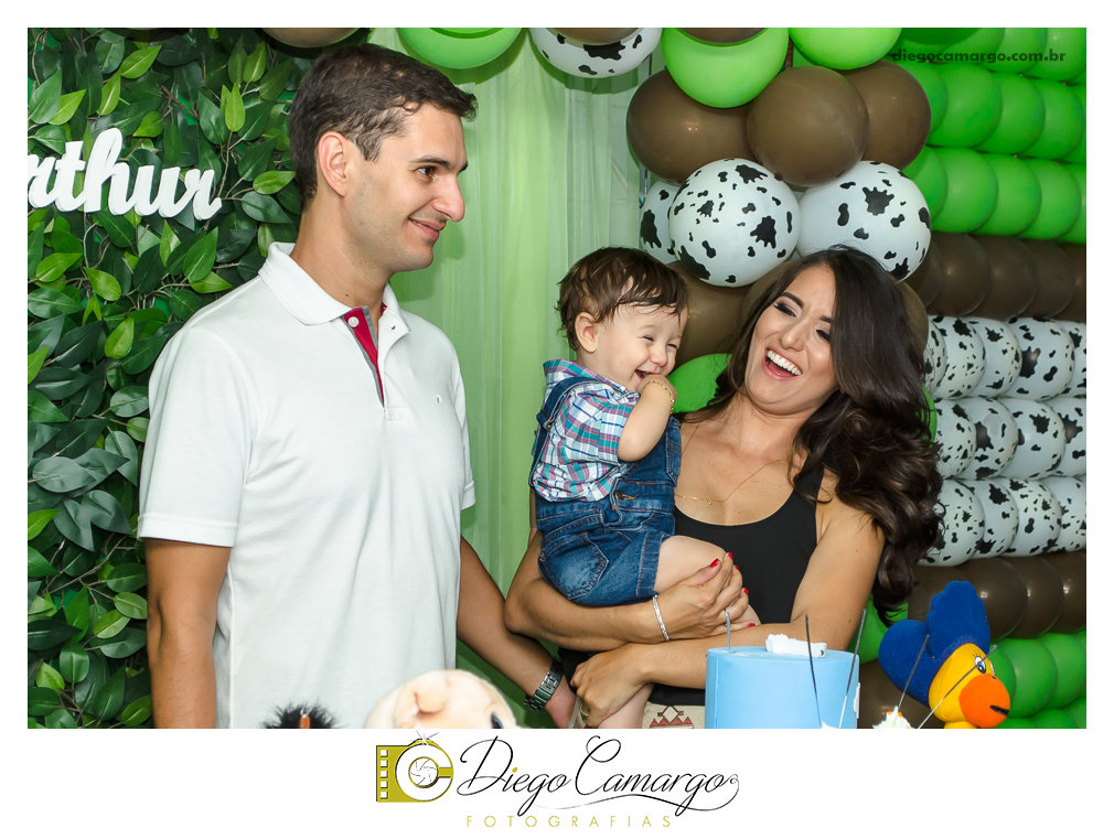 Este foi o Aniversário do Arthur, comemorando seu primeiro aninho. Na fazendinha do Arthur rolou muitos doces, salgadinhos, refrigerantes, e é claro, muitas brincadeiras juntamente com os familiares e amiguinhos.  Fotos: Diego Camargo e Fram