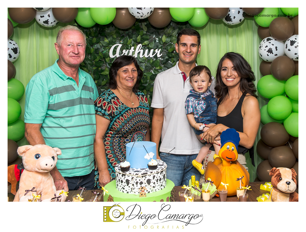 Este foi o Aniversário do Arthur, comemorando seu primeiro aninho. Na fazendinha do Arthur rolou muitos doces, salgadinhos, refrigerantes, e é claro, muitas brincadeiras juntamente com os familiares e amiguinhos.  Fotos: Diego Camargo e Fram