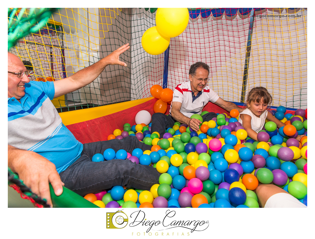 Este foi o Aniversário do Arthur, comemorando seu primeiro aninho. Na fazendinha do Arthur rolou muitos doces, salgadinhos, refrigerantes, e é claro, muitas brincadeiras juntamente com os familiares e amiguinhos.  Fotos: Diego Camargo e Fram