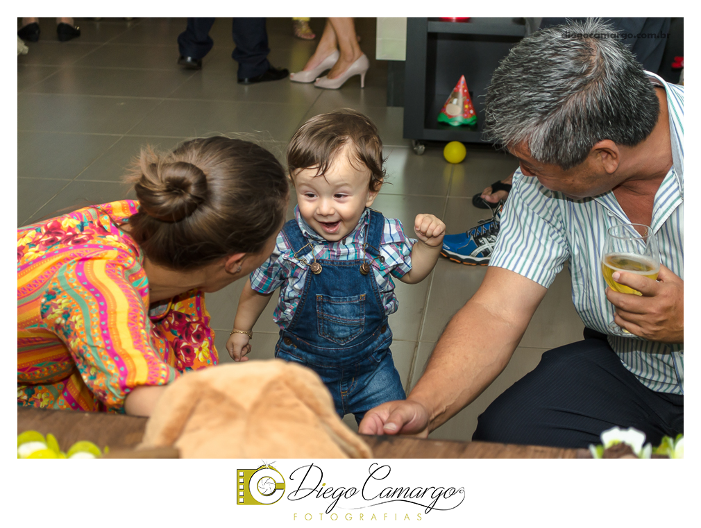 Este foi o Aniversário do Arthur, comemorando seu primeiro aninho. Na fazendinha do Arthur rolou muitos doces, salgadinhos, refrigerantes, e é claro, muitas brincadeiras juntamente com os familiares e amiguinhos.  Fotos: Diego Camargo e Fram