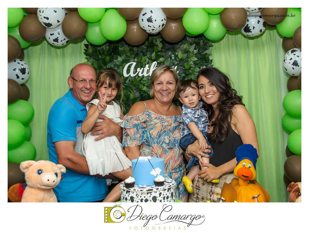 Este foi o Aniversário do Arthur, comemorando seu primeiro aninho. Na fazendinha do Arthur rolou muitos doces, salgadinhos, refrigerantes, e é claro, muitas brincadeiras juntamente com os familiares e amiguinhos.  Fotos: Diego Camargo e Fram