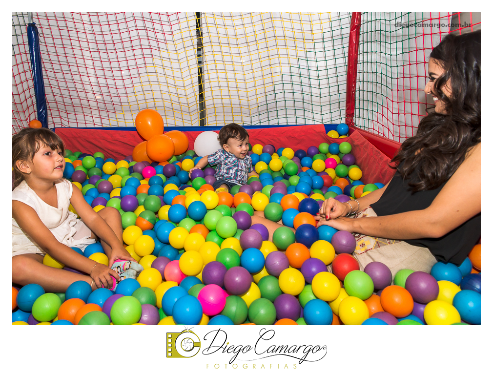 Este foi o Aniversário do Arthur, comemorando seu primeiro aninho. Na fazendinha do Arthur rolou muitos doces, salgadinhos, refrigerantes, e é claro, muitas brincadeiras juntamente com os familiares e amiguinhos.  Fotos: Diego Camargo e Fram