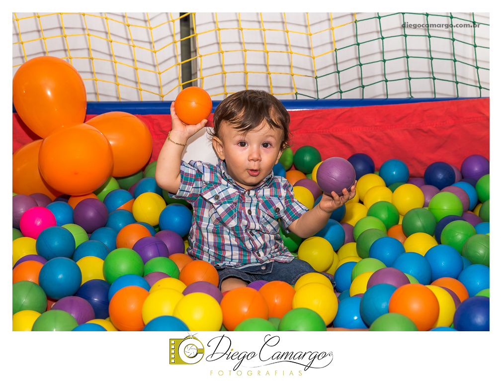 Este foi o Aniversário do Arthur, comemorando seu primeiro aninho. Na fazendinha do Arthur rolou muitos doces, salgadinhos, refrigerantes, e é claro, muitas brincadeiras juntamente com os familiares e amiguinhos.  Fotos: Diego Camargo e Fram