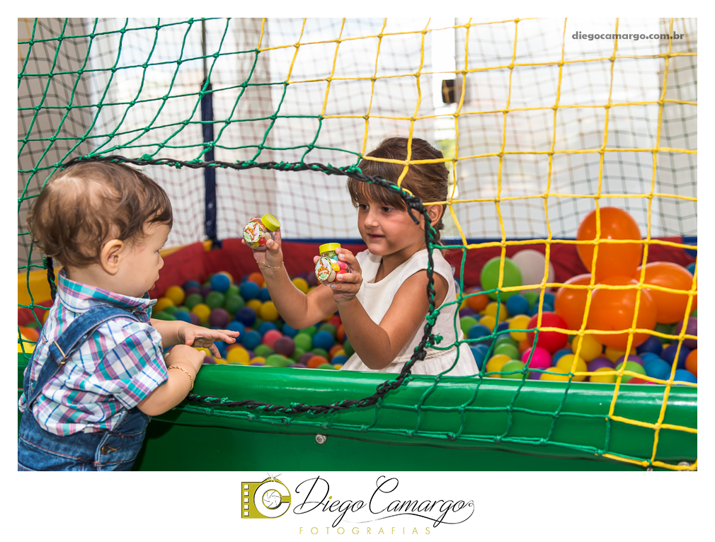 Este foi o Aniversário do Arthur, comemorando seu primeiro aninho. Na fazendinha do Arthur rolou muitos doces, salgadinhos, refrigerantes, e é claro, muitas brincadeiras juntamente com os familiares e amiguinhos.  Fotos: Diego Camargo e Fram