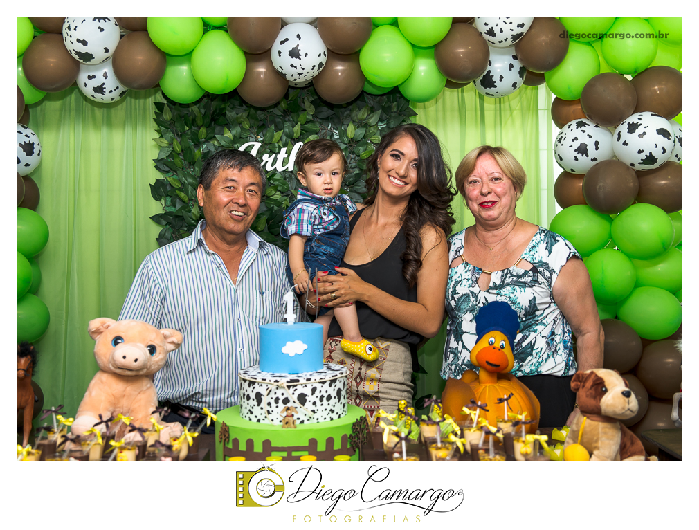 Este foi o Aniversário do Arthur, comemorando seu primeiro aninho. Na fazendinha do Arthur rolou muitos doces, salgadinhos, refrigerantes, e é claro, muitas brincadeiras juntamente com os familiares e amiguinhos.  Fotos: Diego Camargo e Fram
