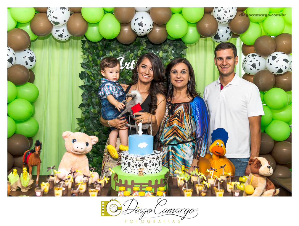 Este foi o Aniversário do Arthur, comemorando seu primeiro aninho. Na fazendinha do Arthur rolou muitos doces, salgadinhos, refrigerantes, e é claro, muitas brincadeiras juntamente com os familiares e amiguinhos.  Fotos: Diego Camargo e Fram