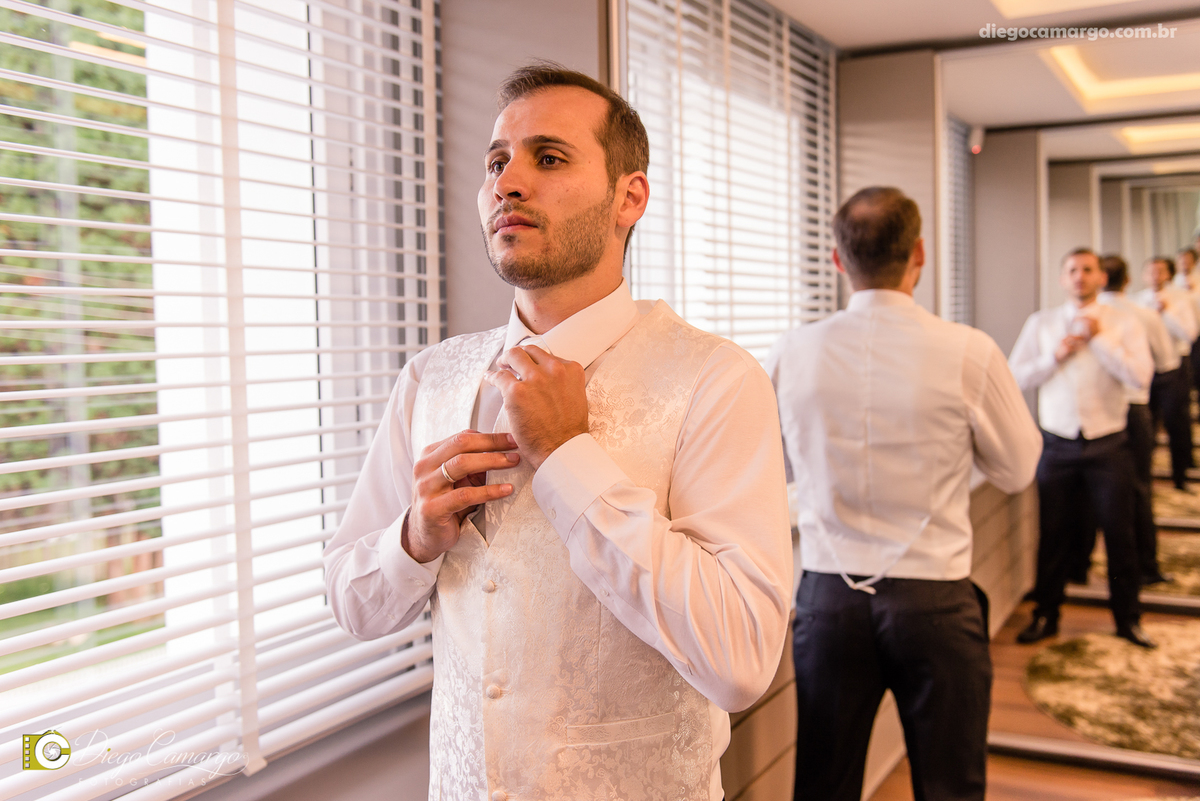 casamento, noivo, pai do noivo, terno, sapato, cinto, vestido, noiva, mae da noiva, brinco, anel, cabelo, maquiagem, salão de beleza, cabeleireiro, flor, buque, rosa, madrinha, ensaio, festa, fotografo, fotografia, caçador, igreja, catedral sao francisco