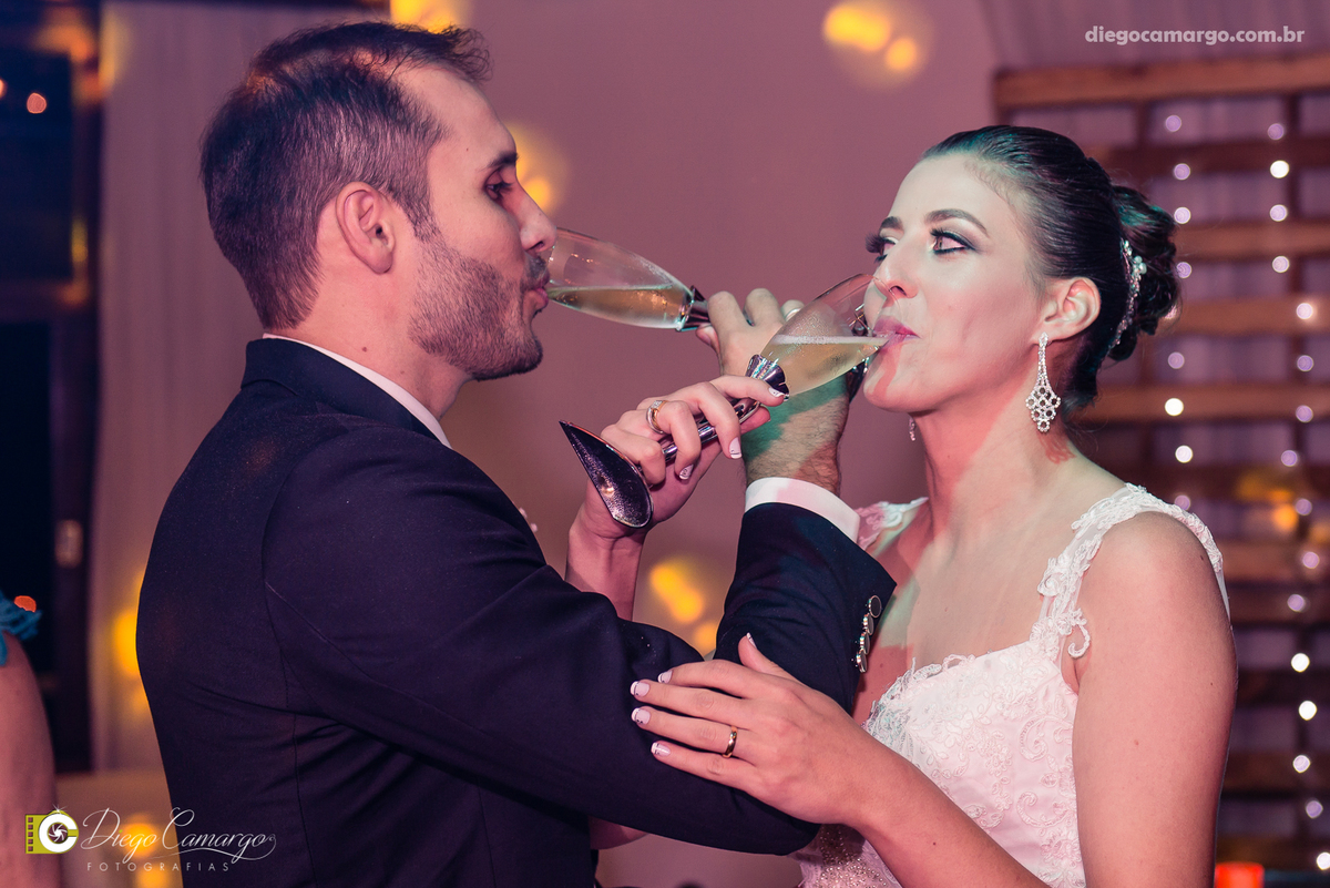 casamento, noivo, pai do noivo, terno, sapato, cinto, vestido, noiva, mae da noiva, brinco, anel, cabelo, maquiagem, salão de beleza, cabeleireiro, flor, buque, rosa, madrinha, ensaio, festa, fotografo, fotografia, caçador, igreja, catedral sao francisco