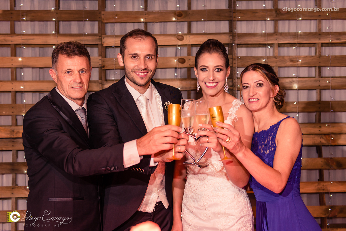 casamento, noivo, pai do noivo, terno, sapato, cinto, vestido, noiva, mae da noiva, brinco, anel, cabelo, maquiagem, salão de beleza, cabeleireiro, flor, buque, rosa, madrinha, ensaio, festa, fotografo, fotografia, caçador, igreja, catedral sao francisco