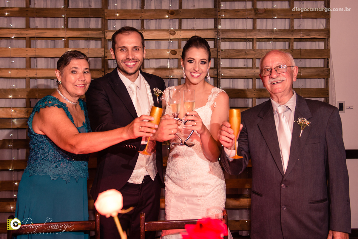 casamento, noivo, pai do noivo, terno, sapato, cinto, vestido, noiva, mae da noiva, brinco, anel, cabelo, maquiagem, salão de beleza, cabeleireiro, flor, buque, rosa, madrinha, ensaio, festa, fotografo, fotografia, caçador, igreja, catedral sao francisco