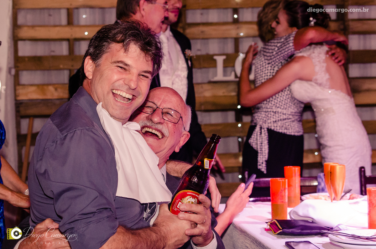 casamento, noivo, pai do noivo, terno, sapato, cinto, vestido, noiva, mae da noiva, brinco, anel, cabelo, maquiagem, salão de beleza, cabeleireiro, flor, buque, rosa, madrinha, ensaio, festa, fotografo, fotografia, caçador, igreja, catedral sao francisco