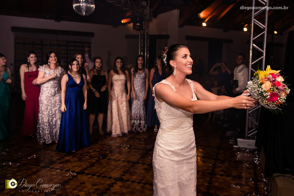 casamento, noivo, pai do noivo, terno, sapato, cinto, vestido, noiva, mae da noiva, brinco, anel, cabelo, maquiagem, salão de beleza, cabeleireiro, flor, buque, rosa, madrinha, ensaio, festa, fotografo, fotografia, caçador, igreja, catedral sao francisco