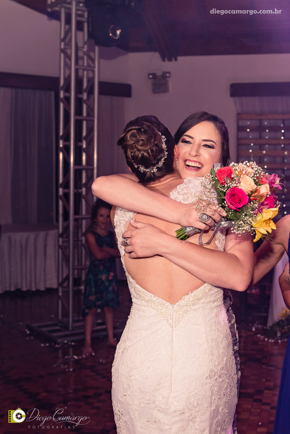 casamento, noivo, pai do noivo, terno, sapato, cinto, vestido, noiva, mae da noiva, brinco, anel, cabelo, maquiagem, salão de beleza, cabeleireiro, flor, buque, rosa, madrinha, ensaio, festa, fotografo, fotografia, caçador, igreja, catedral sao francisco