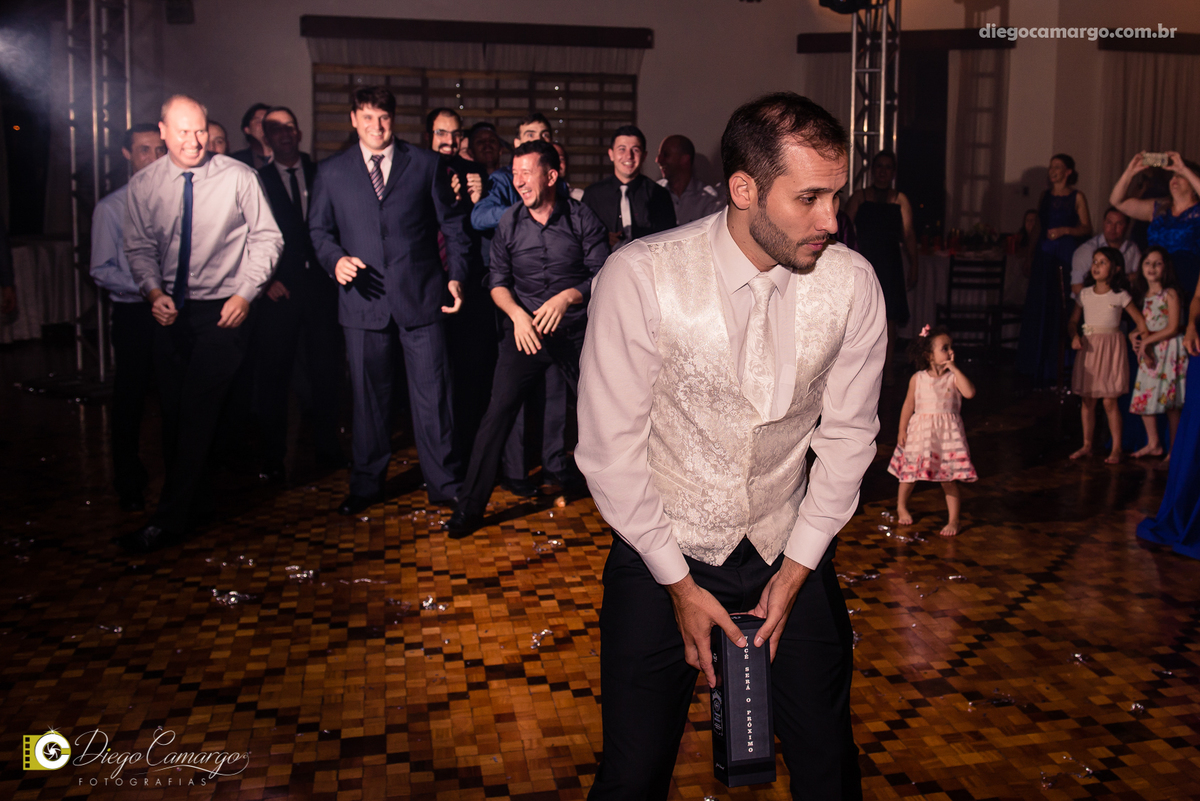 casamento, noivo, pai do noivo, terno, sapato, cinto, vestido, noiva, mae da noiva, brinco, anel, cabelo, maquiagem, salão de beleza, cabeleireiro, flor, buque, rosa, madrinha, ensaio, festa, fotografo, fotografia, caçador, igreja, catedral sao francisco