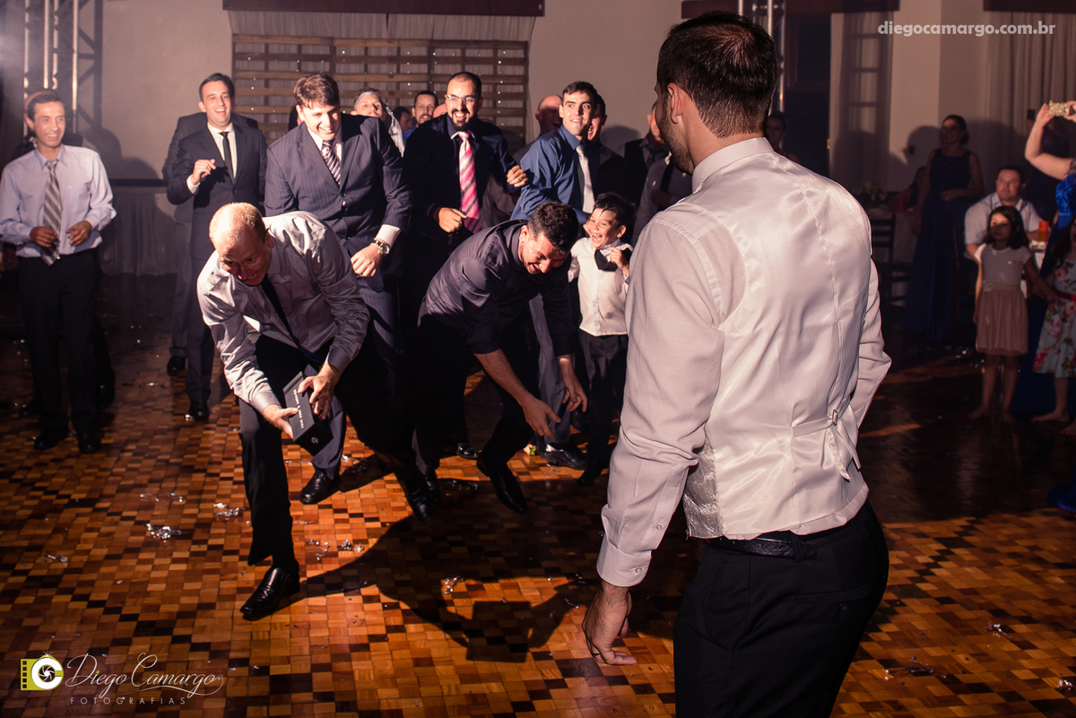 casamento, noivo, pai do noivo, terno, sapato, cinto, vestido, noiva, mae da noiva, brinco, anel, cabelo, maquiagem, salão de beleza, cabeleireiro, flor, buque, rosa, madrinha, ensaio, festa, fotografo, fotografia, caçador, igreja, catedral sao francisco