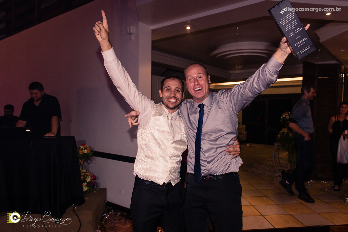 casamento, noivo, pai do noivo, terno, sapato, cinto, vestido, noiva, mae da noiva, brinco, anel, cabelo, maquiagem, salão de beleza, cabeleireiro, flor, buque, rosa, madrinha, ensaio, festa, fotografo, fotografia, caçador, igreja, catedral sao francisco