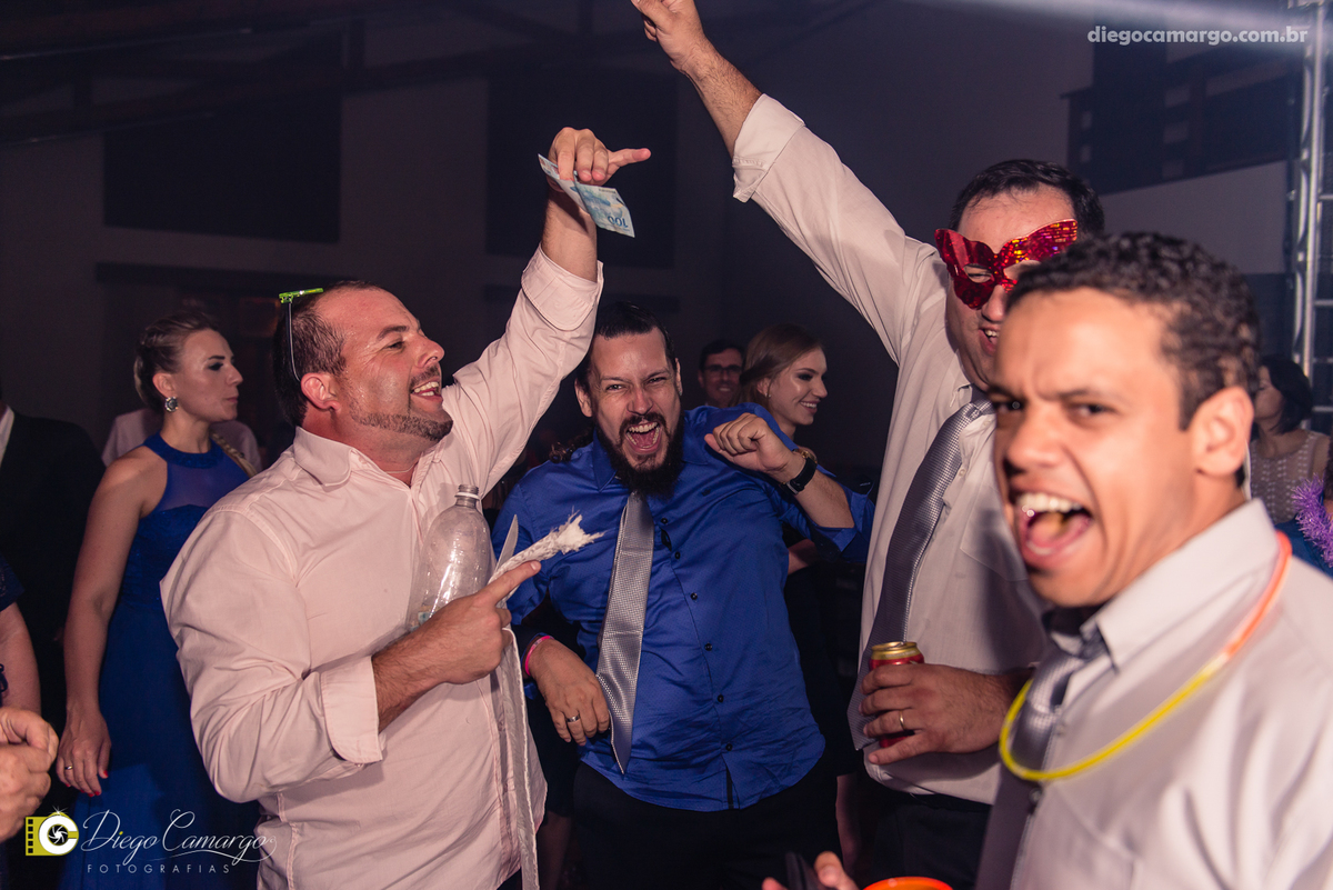 casamento, noivo, pai do noivo, terno, sapato, cinto, vestido, noiva, mae da noiva, brinco, anel, cabelo, maquiagem, salão de beleza, cabeleireiro, flor, buque, rosa, madrinha, ensaio, festa, fotografo, fotografia, caçador, igreja, catedral sao francisco