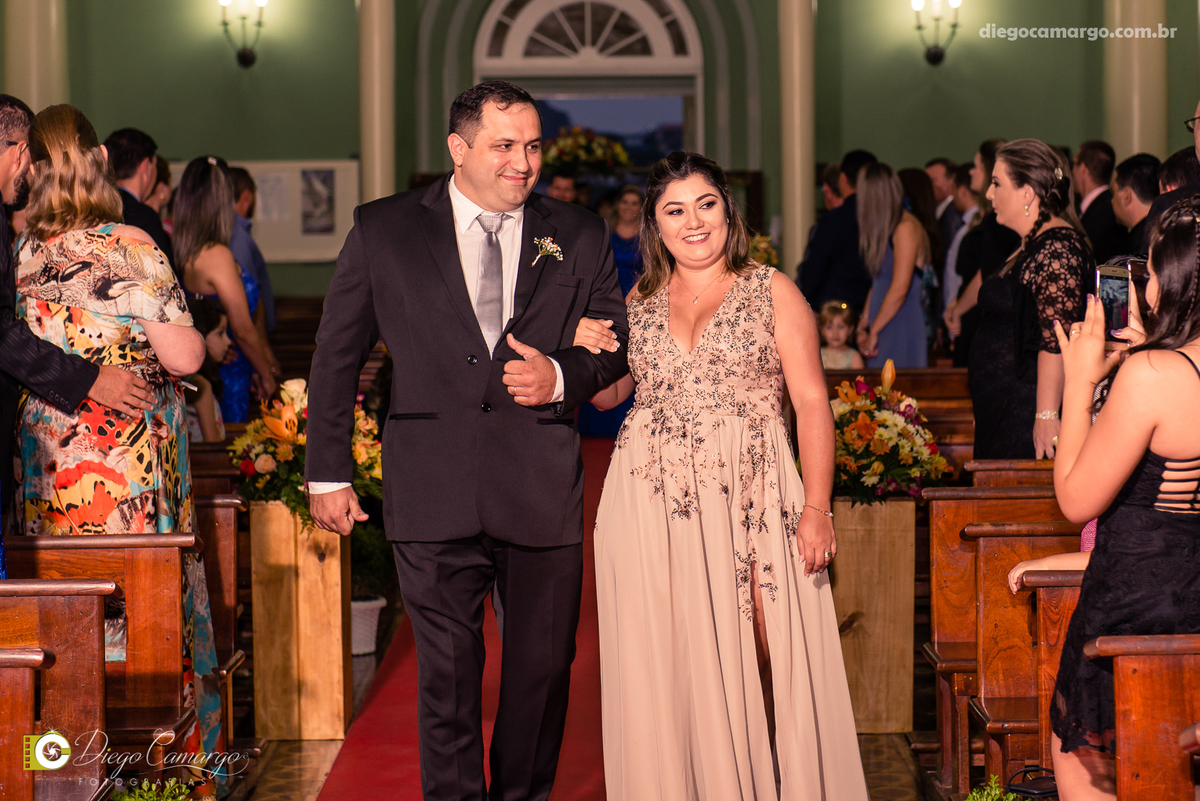 casamento, noivo, pai do noivo, terno, sapato, cinto, vestido, noiva, mae da noiva, brinco, anel, cabelo, maquiagem, salão de beleza, cabeleireiro, flor, buque, rosa, madrinha, ensaio, festa, fotografo, fotografia, caçador, igreja, catedral sao francisco