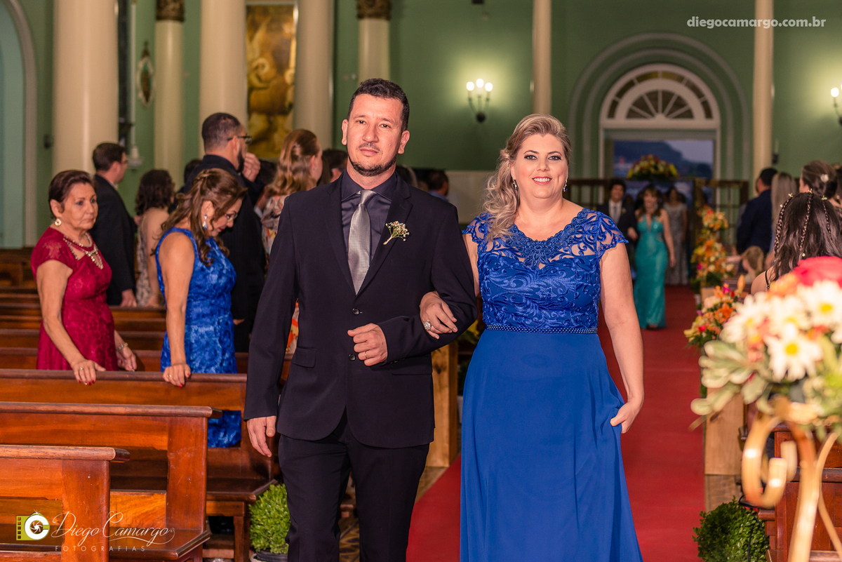 casamento, noivo, pai do noivo, terno, sapato, cinto, vestido, noiva, mae da noiva, brinco, anel, cabelo, maquiagem, salão de beleza, cabeleireiro, flor, buque, rosa, madrinha, ensaio, festa, fotografo, fotografia, caçador, igreja, catedral sao francisco