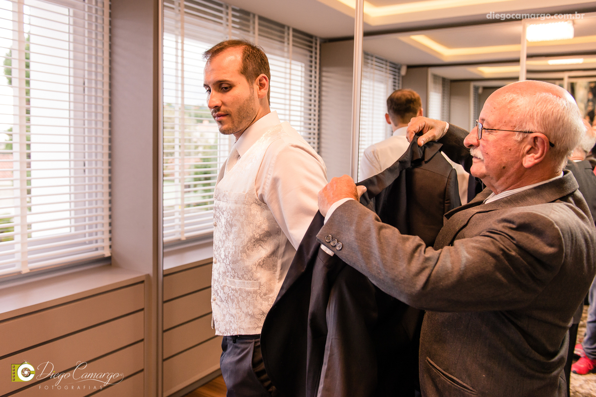 casamento, noivo, pai do noivo, terno, sapato, cinto, vestido, noiva, mae da noiva, brinco, anel, cabelo, maquiagem, salão de beleza, cabeleireiro, flor, buque, rosa, madrinha, ensaio, festa, fotografo, fotografia, caçador, igreja, catedral sao francisco