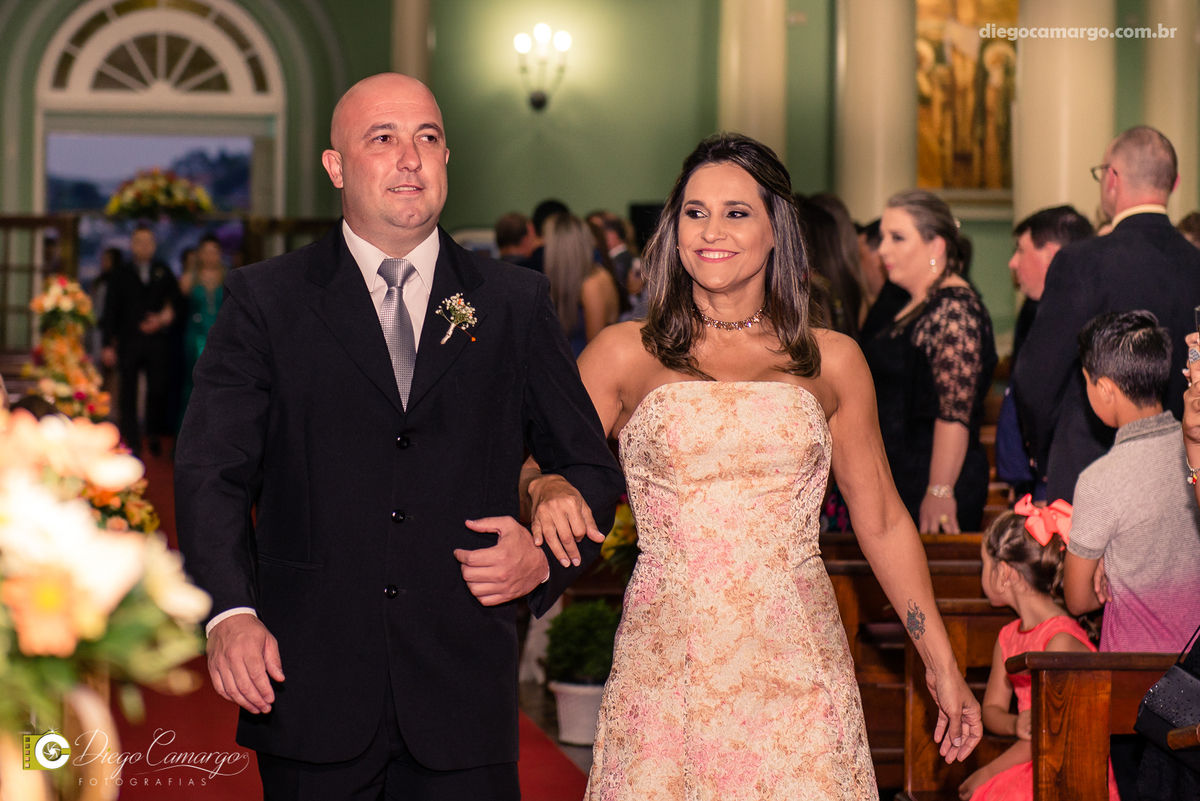 casamento, noivo, pai do noivo, terno, sapato, cinto, vestido, noiva, mae da noiva, brinco, anel, cabelo, maquiagem, salão de beleza, cabeleireiro, flor, buque, rosa, madrinha, ensaio, festa, fotografo, fotografia, caçador, igreja, catedral sao francisco