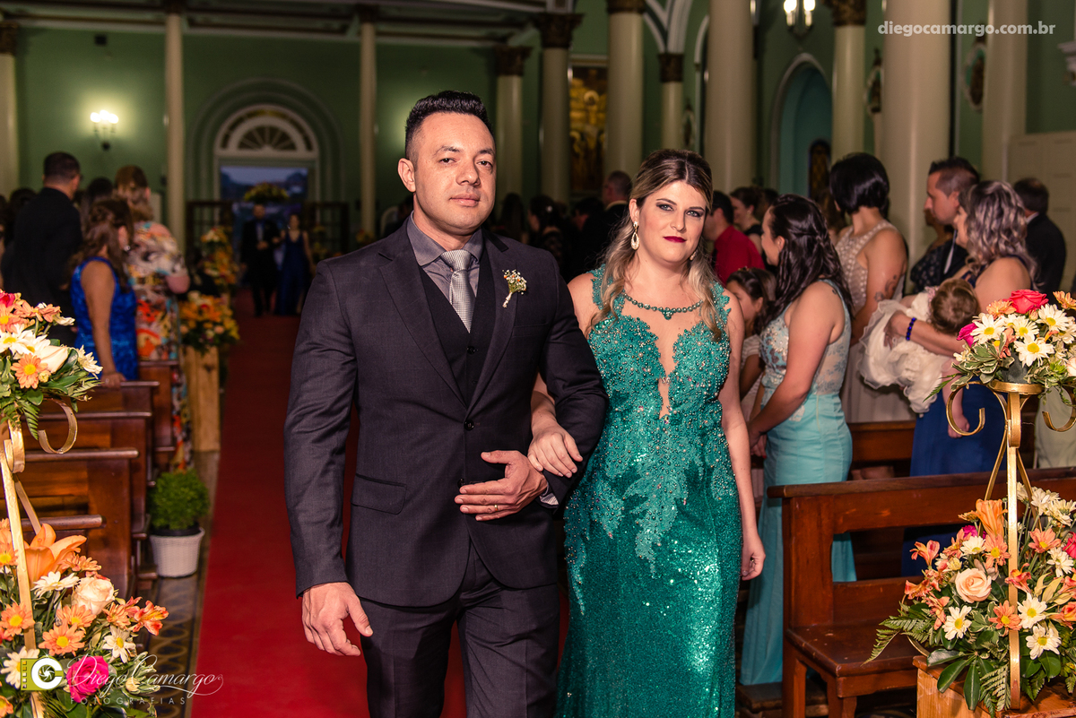 casamento, noivo, pai do noivo, terno, sapato, cinto, vestido, noiva, mae da noiva, brinco, anel, cabelo, maquiagem, salão de beleza, cabeleireiro, flor, buque, rosa, madrinha, ensaio, festa, fotografo, fotografia, caçador, igreja, catedral sao francisco