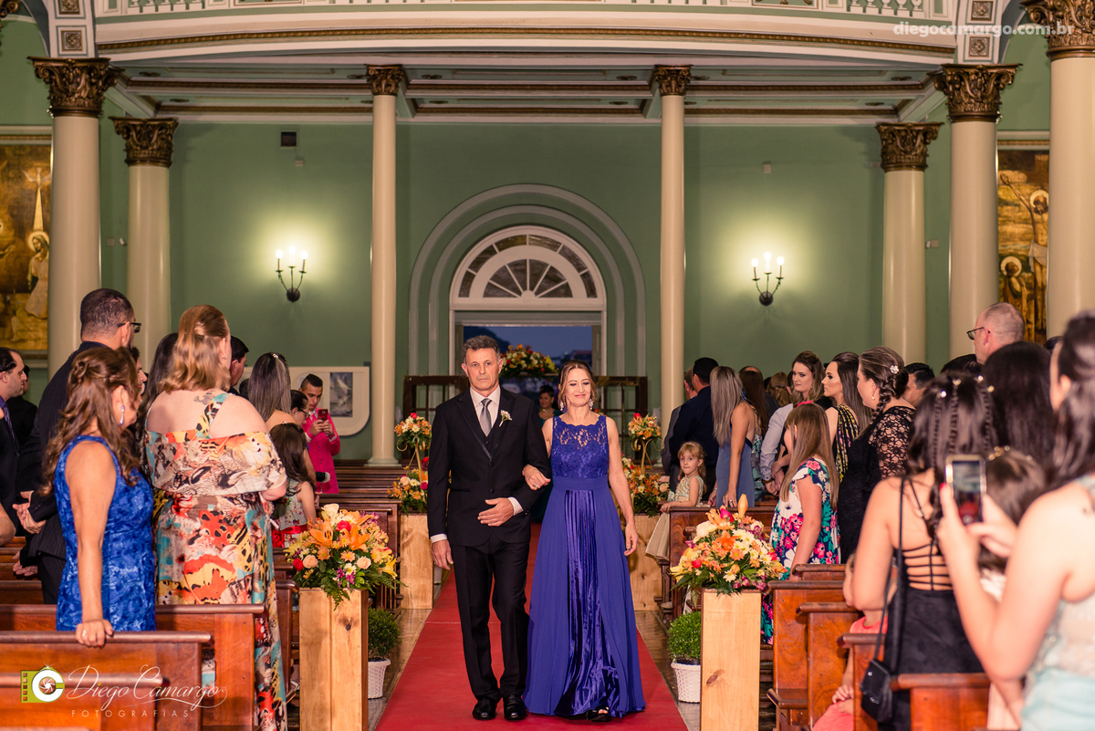 casamento, noivo, pai do noivo, terno, sapato, cinto, vestido, noiva, mae da noiva, brinco, anel, cabelo, maquiagem, salão de beleza, cabeleireiro, flor, buque, rosa, madrinha, ensaio, festa, fotografo, fotografia, caçador, igreja, catedral sao francisco