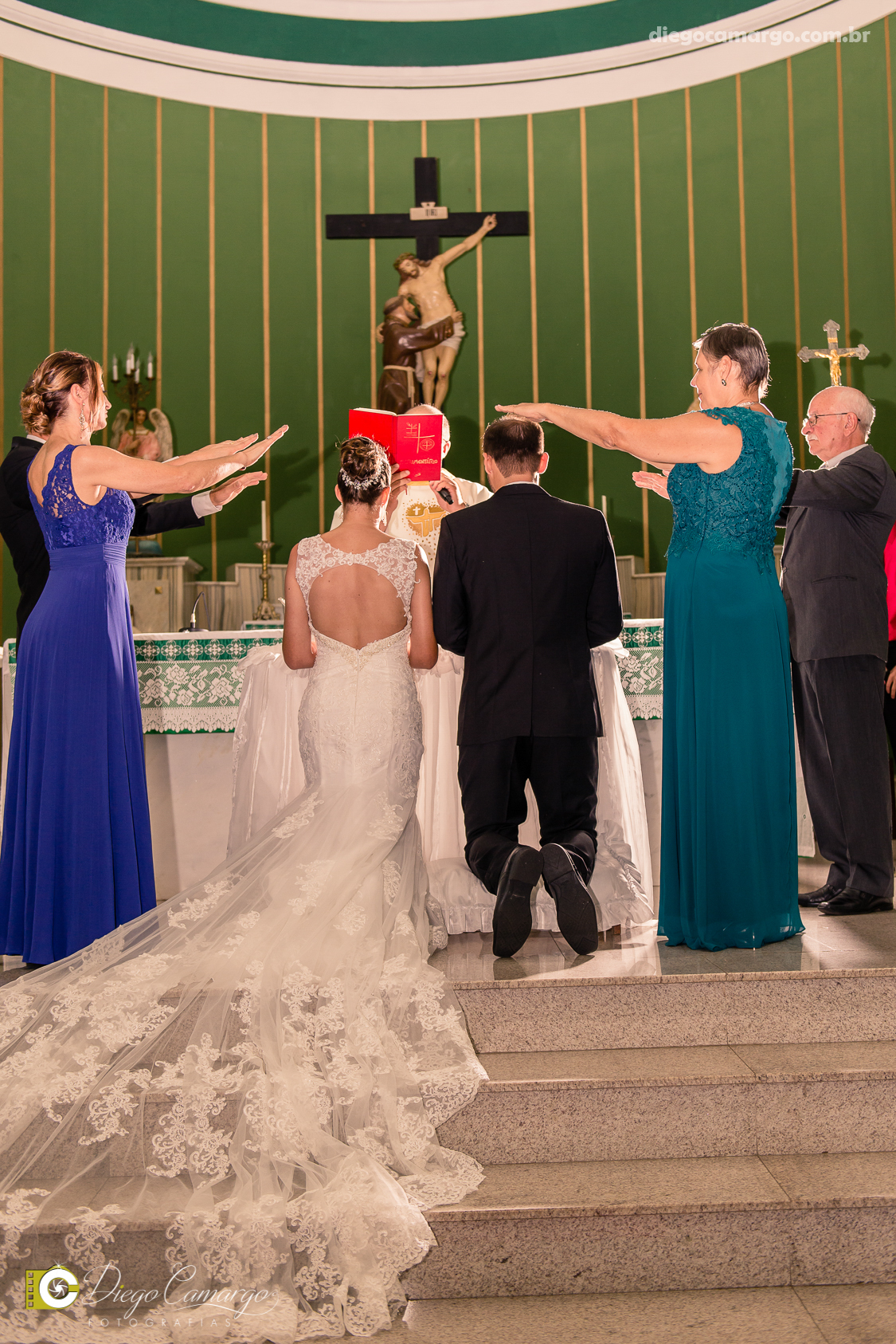 casamento, noivo, pai do noivo, terno, sapato, cinto, vestido, noiva, mae da noiva, brinco, anel, cabelo, maquiagem, salão de beleza, cabeleireiro, flor, buque, rosa, madrinha, ensaio, festa, fotografo, fotografia, caçador, igreja, catedral sao francisco
