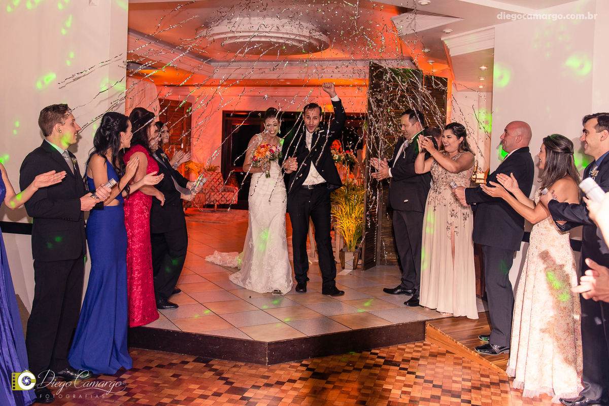 casamento, noivo, pai do noivo, terno, sapato, cinto, vestido, noiva, mae da noiva, brinco, anel, cabelo, maquiagem, salão de beleza, cabeleireiro, flor, buque, rosa, madrinha, ensaio, festa, fotografo, fotografia, caçador, igreja, catedral sao francisco