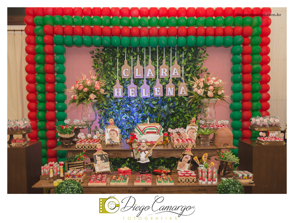 Bem Vindo à Pizzaria da Clara Helena!!!  Foi desta forma que os convidados foram recebidos na festa de comemoração ao Primeiro aninho de vida da Clara Helena. Familiares e amigos se reuniram na Sede Social da Adami S/A para comemorar 