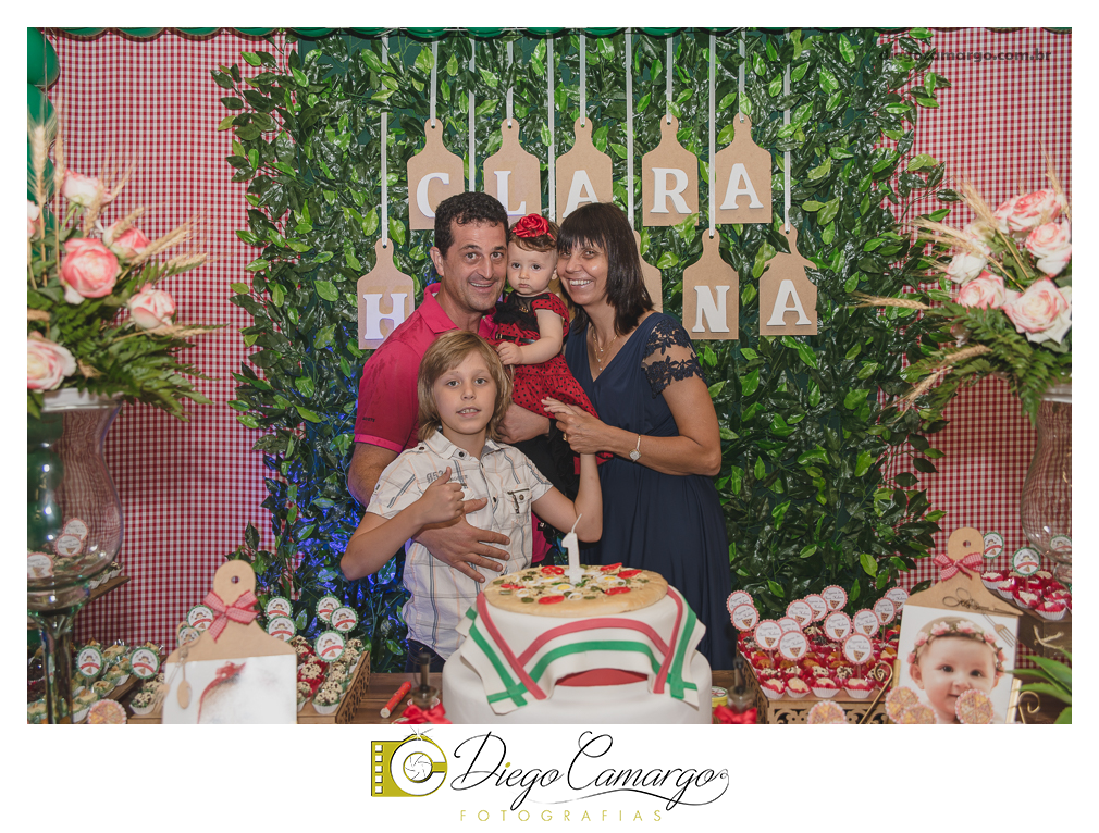 Bem Vindo à Pizzaria da Clara Helena!!!  Foi desta forma que os convidados foram recebidos na festa de comemoração ao Primeiro aninho de vida da Clara Helena. Familiares e amigos se reuniram na Sede Social da Adami S/A para comemorar 