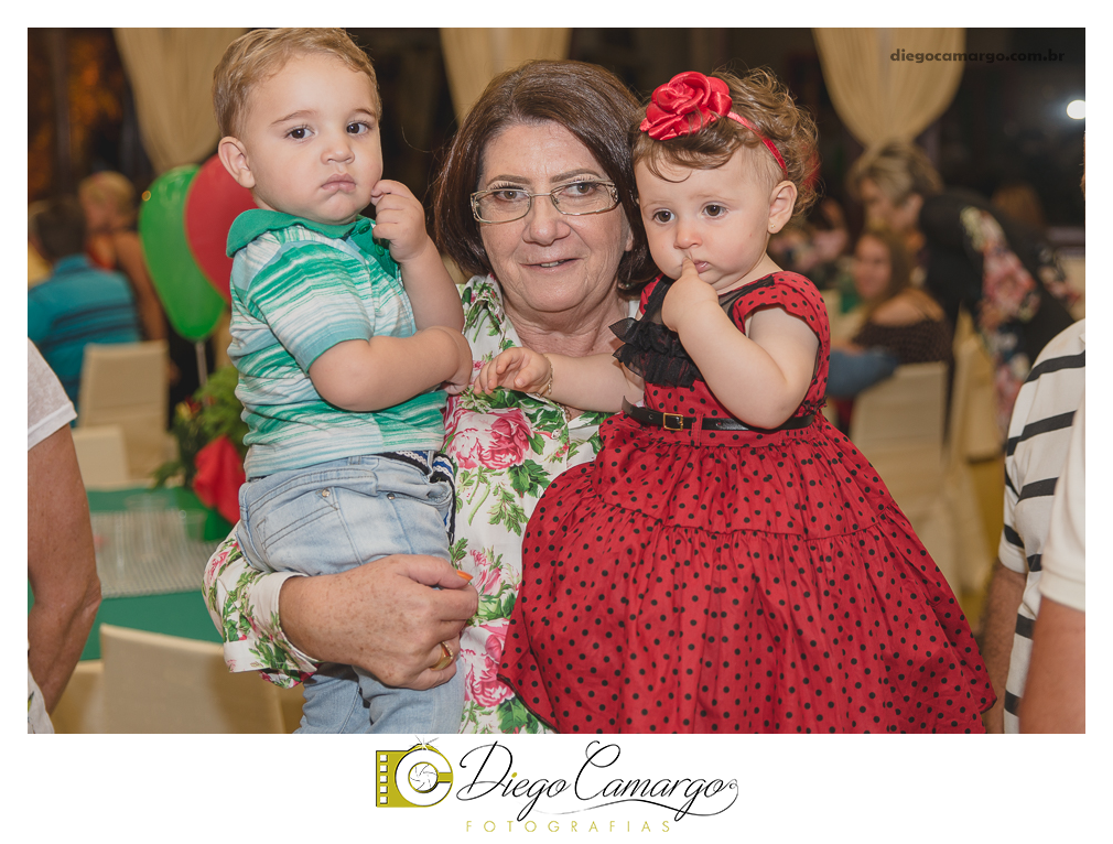 Bem Vindo à Pizzaria da Clara Helena!!!  Foi desta forma que os convidados foram recebidos na festa de comemoração ao Primeiro aninho de vida da Clara Helena. Familiares e amigos se reuniram na Sede Social da Adami S/A para comemorar 